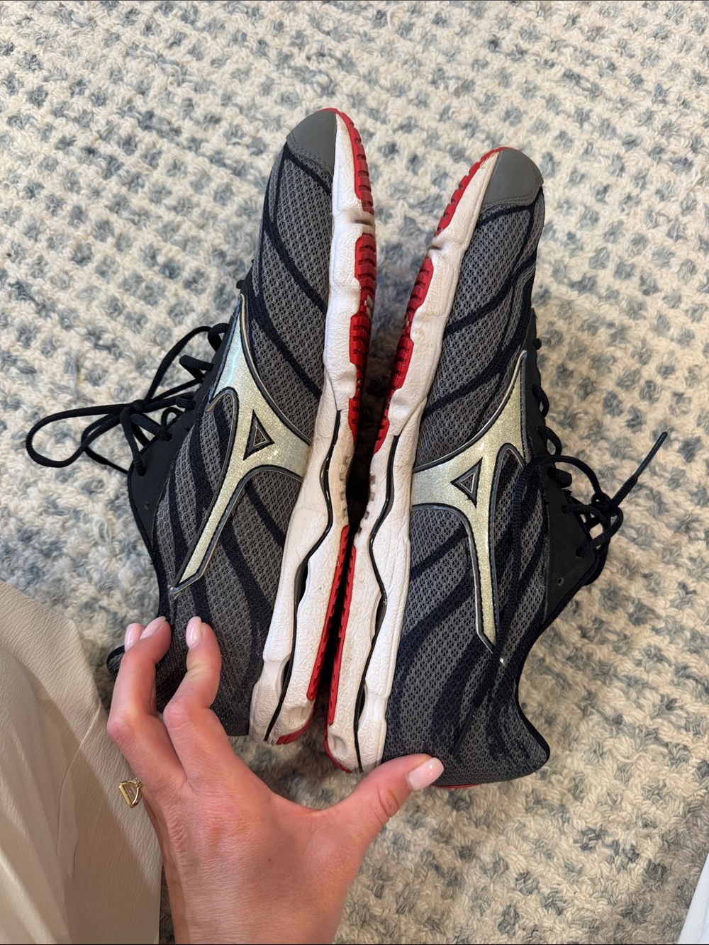 Mizuno Men's Black and Gray Running Trainers with Red Accents - Picture 4 of 6